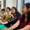 Petugas Satpol PP Kota Pontianak mendata empat remaja yang terjaring patroli penegakan aturan jam malam anak sebelum dibawa ke Pusat Layanan Anak Terpadu (PLAT) untuk pembinaan dan penjemputan oleh orang tua.