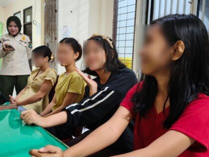 Petugas Satpol PP Kota Pontianak mendata empat remaja yang terjaring patroli penegakan aturan jam malam anak sebelum dibawa ke Pusat Layanan Anak Terpadu (PLAT) untuk pembinaan dan penjemputan oleh orang tua.