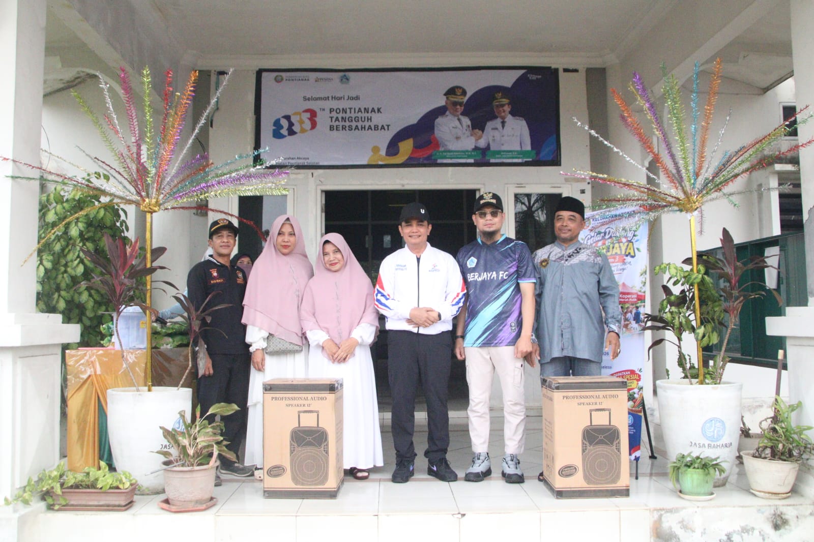 Wakil Wali Kota Pontianak Bahasan menyerahkan bantuan speaker kepada majelis taklim dalam rangkaian Gelar Dagang Berjaya di halaman Kantor Lurah Akcaya, Jumat (9/10/2026).